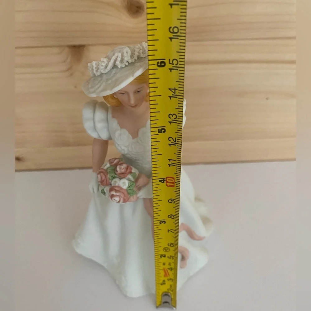Vintage 1986 AVON Summer Bride Figurine Porcelain Wedding Keepsake Bride